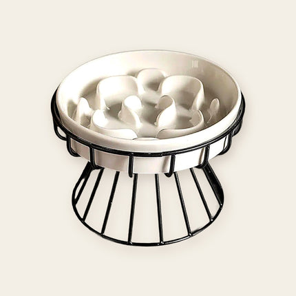 Bol en ceramique blanche a reliefs sur support metallique, pour chat