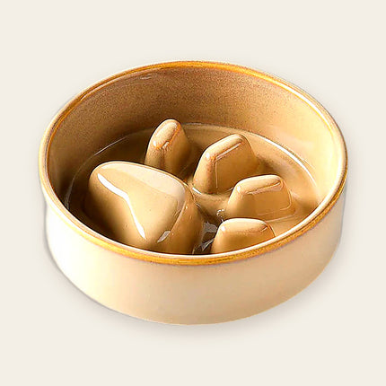 Gamelle en ceramique beige a empreinte de patte sur support en bois