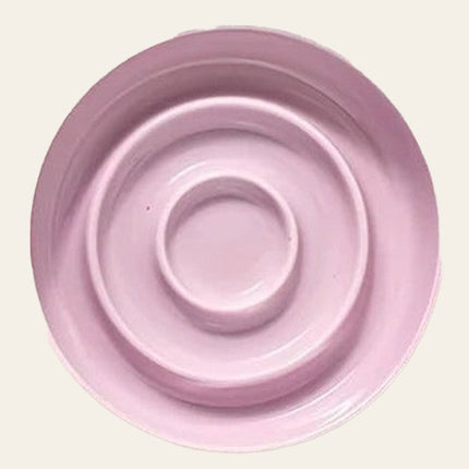 Bol en ceramique mauve a anneaux concentriques, vu de dessus sur un fond clair