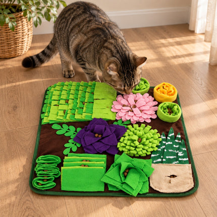 Chat tigré cherchant des croquettes dans un tapis de fouille aux fleurs et replis colorés