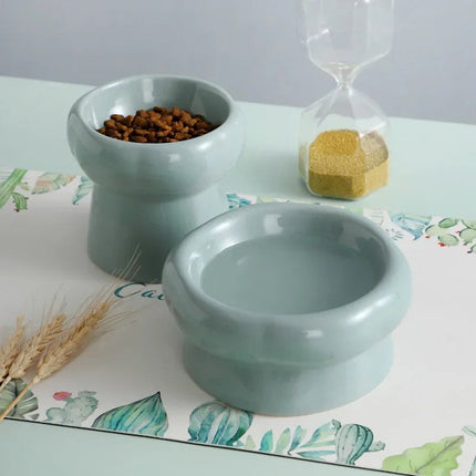 Deux bols en ceramique sur pied evase poses sur une table
